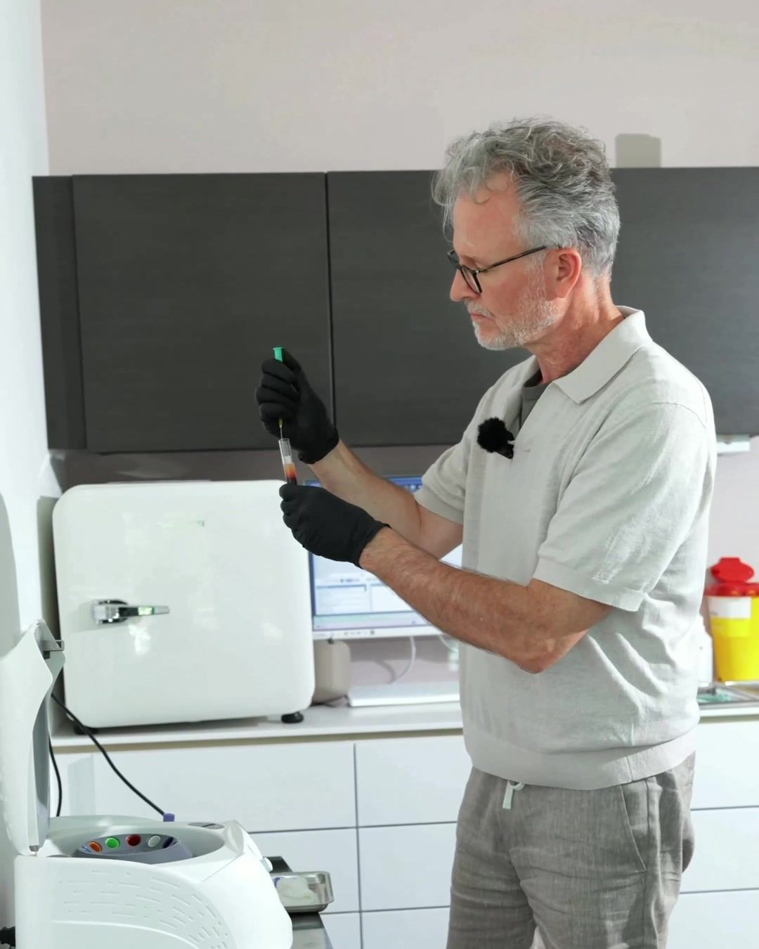 Dr. Twent bereitet an der Zentrifuge das Eigenblut-Präparat (PRP) vor.
