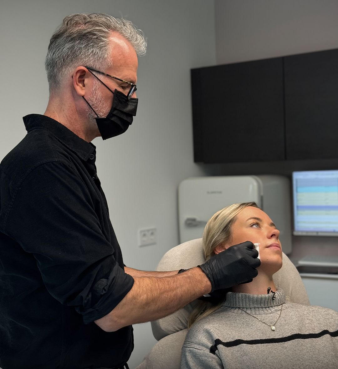 Dr. Twent behandelt eine Patientin im Behandlungsraum.