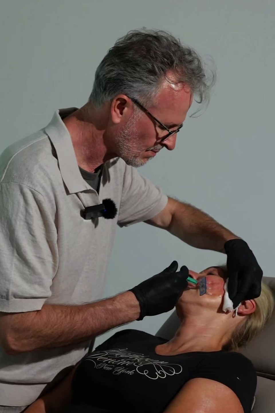 Dr. Twent behandelt eine Patientin, die entspannt auf der Behandlungsliege liegt.