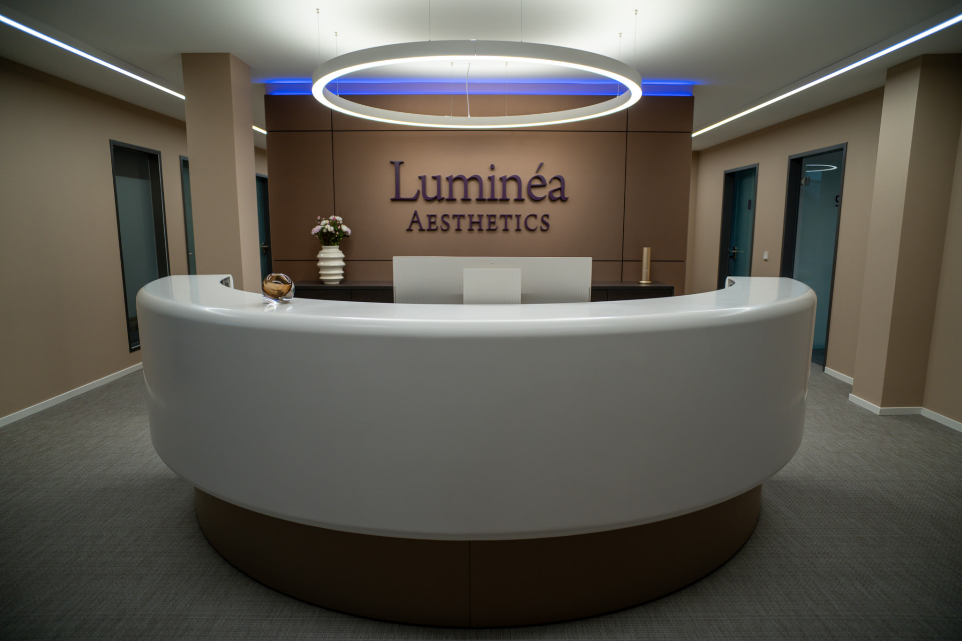 Empfangstresen von Luminéa Aesthetics