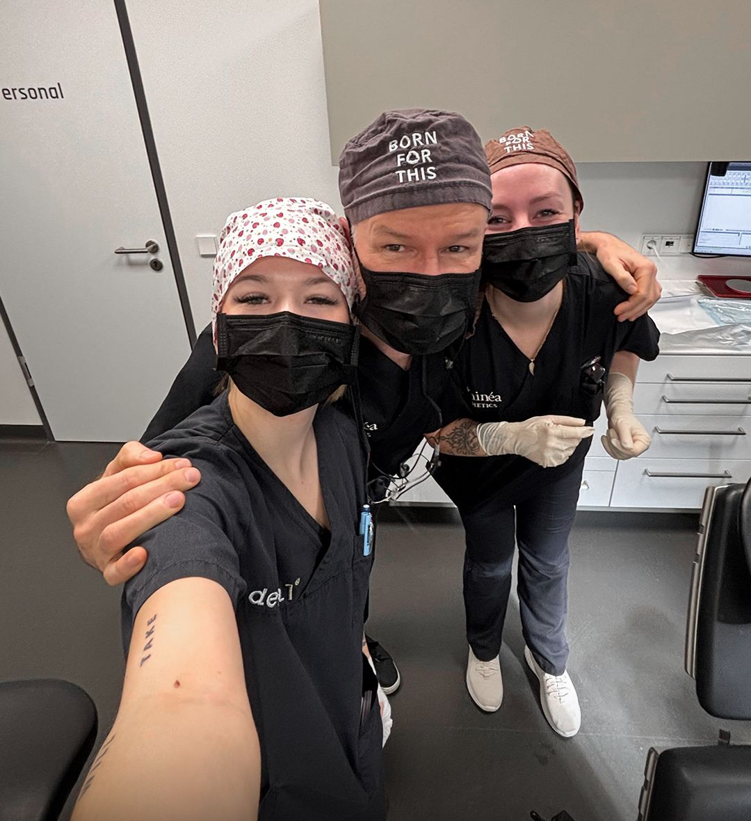 Dr. Twent und sein OP-Team in OP-Kleidung.