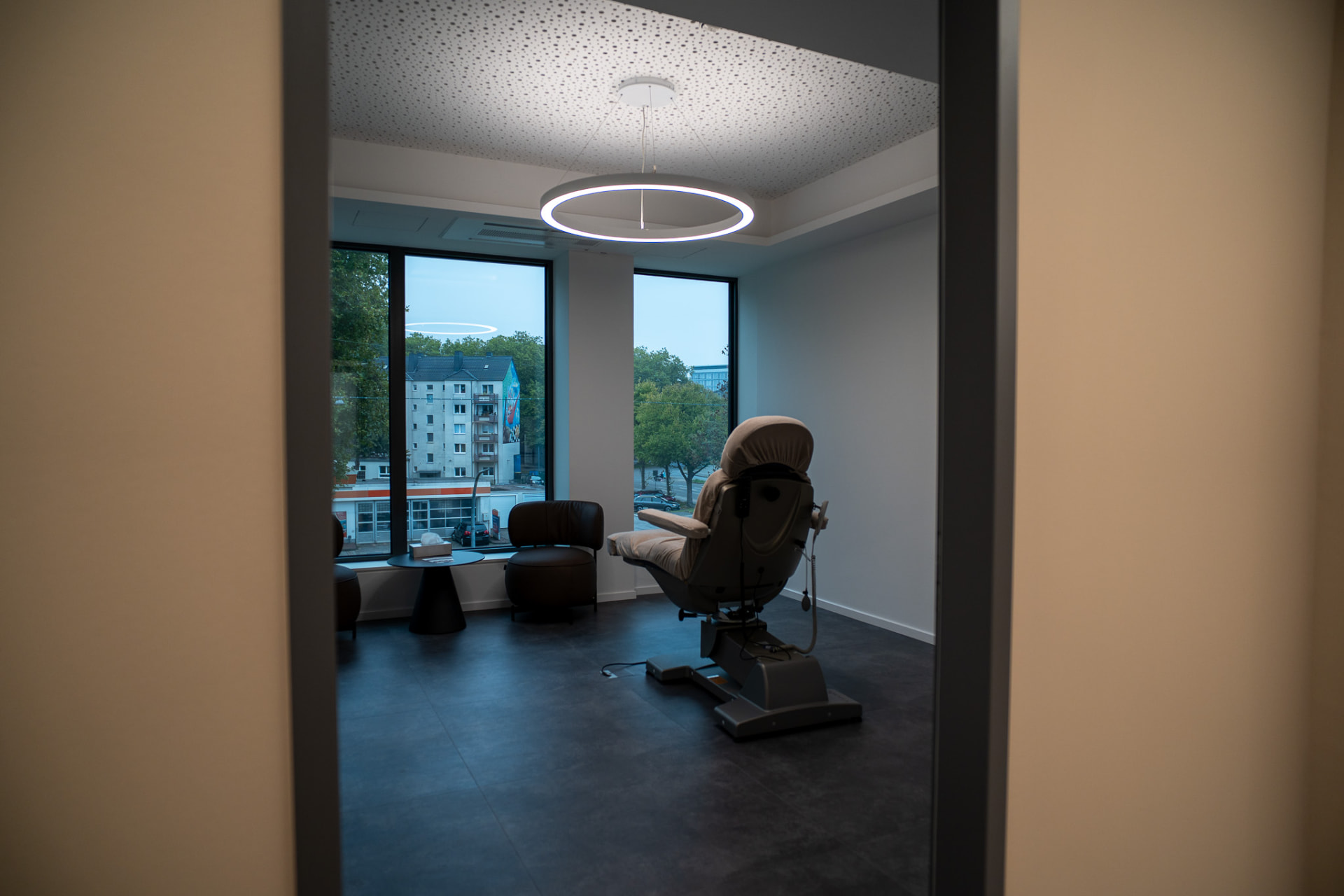 Heller Behandlungsraum mit Fensterfront